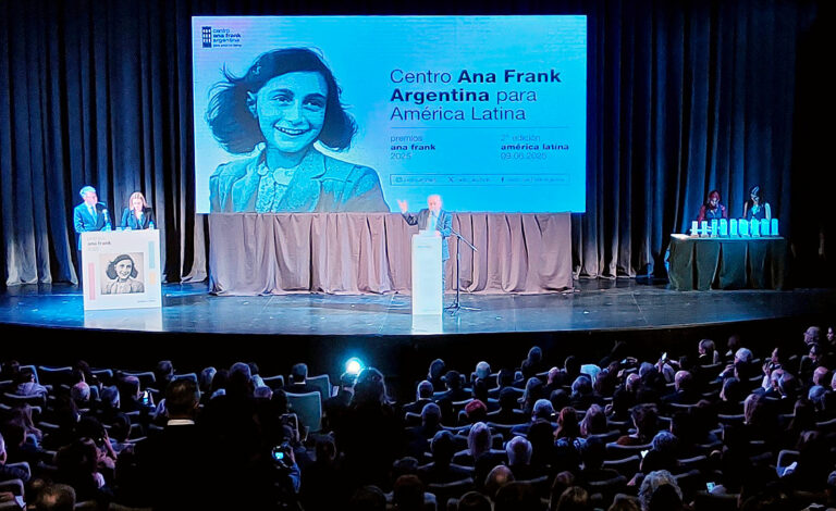 Premios Ana Frank, Teatro General San Martín, Centro Ana Frank Argentina, Ana Frank, Centro Ana Frank Argentina, Héctor Shalom, Hochbaum, El Observador, Memoria, Shoá, Derechos Humanos, Convivencia, Inclusión, Democracia, Jorge Macri, Yamandú Orsi, MERCK México, Ariel Gelblung, Cristian von Shultz Hausmann, Uruguay, Testimonios del Holocausto, Lali Espósito, León Gieco, Vera Jarach, Educación, Responsabilidad social