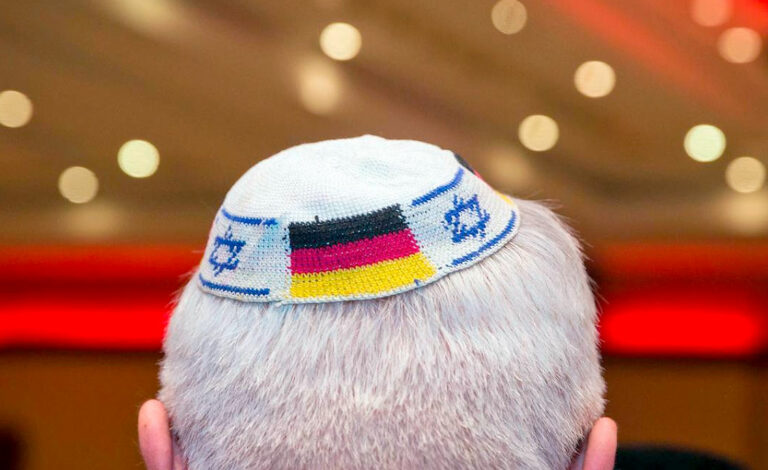 Consejo Central de los Judíos en Alemania, Judíos , Alemania, Holocausto, Segunda Guerra Mundial, Shoá, Memoria histórica, Antisemitismo, Comunidad judía, Josef Schuster, Frank-Walter Steinmeier, Friedrich Merz, Diálogo interreligioso, Historia judía, Derechos humanos, Inmigración judía, Democracia alemana