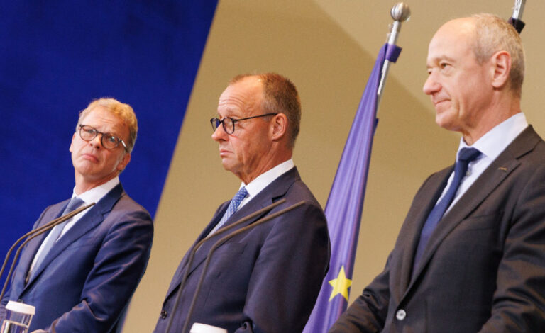 Christian Sewing, CEO de Deutsche Bank; el canciller alemán, Friedrich Merz; y Roland Busch, CEO de Siemens