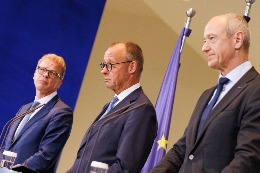 Christian Sewing, CEO de Deutsche Bank; el canciller alemán, Friedrich Merz; y Roland Busch, CEO de Siemens