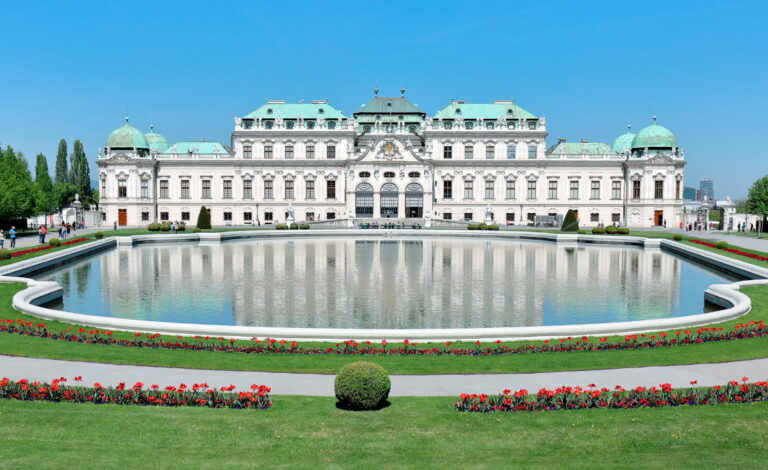 Museo Belvedere, Viena, Juego multimedial, Arte interactivo, Gamificación cultural, Experiencia familiar en museos, Realidad aumentada, Museos y tecnología, Cultura austríaca, Educación artística, Público juvenil en museos, Verano europeo, Actividades culturales para chicos, Museos en Viena, Innovación en museos, Fantastic Palastics, Belvedere Viena