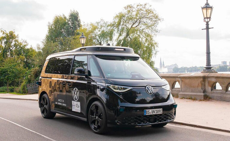Volkswagen, ID Buzz, robotaxi, Vehículos autónomos, Movilidad urbana, Transporte inteligente, Innovación tecnológica, Autos eléctricos, Transporte público del futuro, Moia, Uber, Autonomía vehicular, Hamburgo, Industria automotriz alemana, Conducción sin conductor