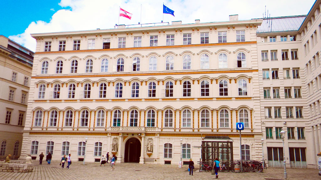 Austria, diplomático, contenido sexual explícito, Beate Meinl-Reisinger, Ministerio de Relaciones Exteriores de Austria, escándalo diplomático, política austríaca, ciberseguridad, Peter Filzmaier, Michael Schnedlitz, FPÖ, diplomacia internacional, derechos de las mujeres, violencia de género, filtración de datos, Thomas Starlinger, política exterior, Viena, gestión pública, transparencia gubernamental, ética en la función pública, reputación internacional