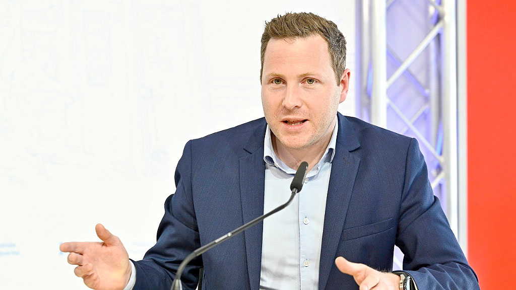 Austria, diplomático, contenido sexual explícito, Beate Meinl-Reisinger, Ministerio de Relaciones Exteriores de Austria, escándalo diplomático, política austríaca, ciberseguridad, Peter Filzmaier, Michael Schnedlitz, FPÖ, diplomacia internacional, derechos de las mujeres, violencia de género, filtración de datos, Thomas Starlinger, política exterior, Viena, gestión pública, transparencia gubernamental, ética en la función pública, reputación internacional