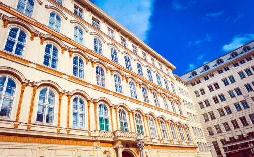 Austria, diplomático, contenido sexual explícito, Beate Meinl-Reisinger, Ministerio de Relaciones Exteriores de Austria, escándalo diplomático, política austríaca, ciberseguridad, Peter Filzmaier, Michael Schnedlitz, FPÖ, diplomacia internacional, derechos de las mujeres, violencia de género, filtración de datos, Thomas Starlinger, política exterior, Viena, gestión pública, transparencia gubernamental, ética en la función pública, reputación internacional