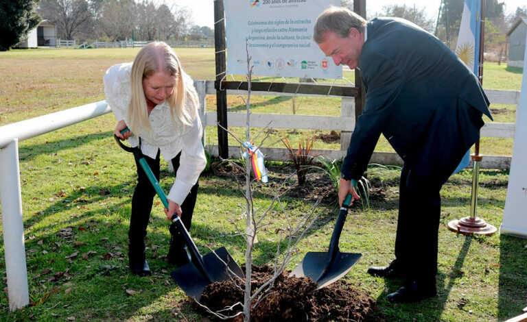 Baradero, CEABA, Sociedad Suiza de Baradero, Embajada de Alemania, Embajada de Suiza, Comunidad germano-argentina, Amistad Argentina-Alemania, Amistad Argentina-Suiza, Hogar German Frers, Inmigración suiza, Inmigración alemana, Patrimonio cultural, Bicentenario, Relaciones bilaterales, Música y cultura, Árbol de ginkgo biloba