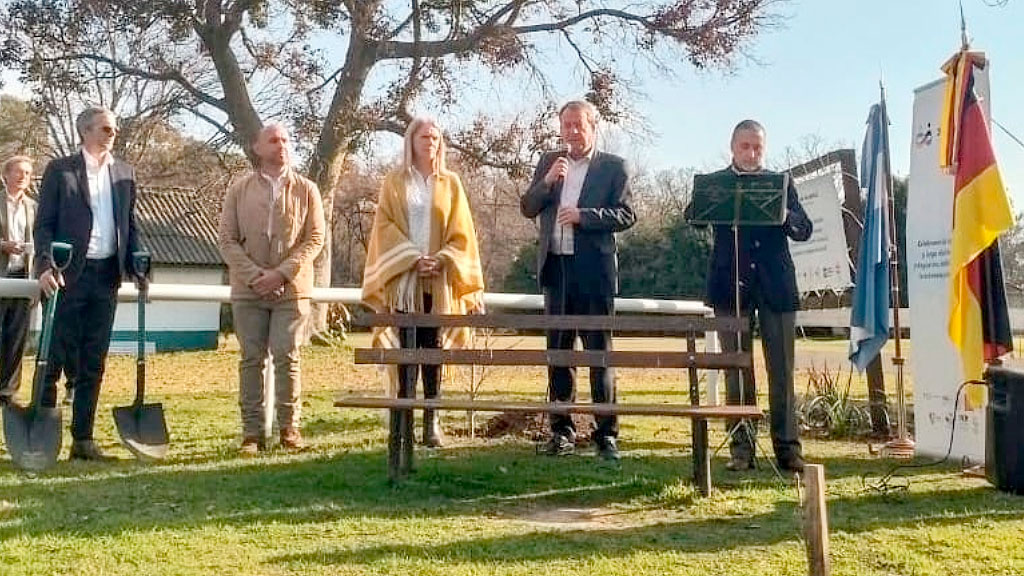 Baradero, CEABA, Sociedad Suiza de Baradero, Embajada de Alemania, Embajada de Suiza, Comunidad germano-argentina, Amistad Argentina-Alemania, Amistad Argentina-Suiza, Hogar German Frers, Inmigración suiza, Inmigración alemana, Patrimonio cultural, Bicentenario, Relaciones bilaterales, Música y cultura, Árbol de ginkgo biloba