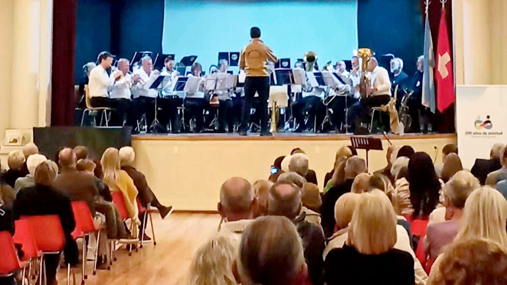 Baradero, CEABA, Sociedad Suiza de Baradero, Embajada de Alemania, Embajada de Suiza, Comunidad germano-argentina, Amistad Argentina-Alemania, Amistad Argentina-Suiza, Hogar German Frers, Inmigración suiza, Inmigración alemana, Patrimonio cultural, Bicentenario, Relaciones bilaterales, Música y cultura, Árbol de ginkgo biloba