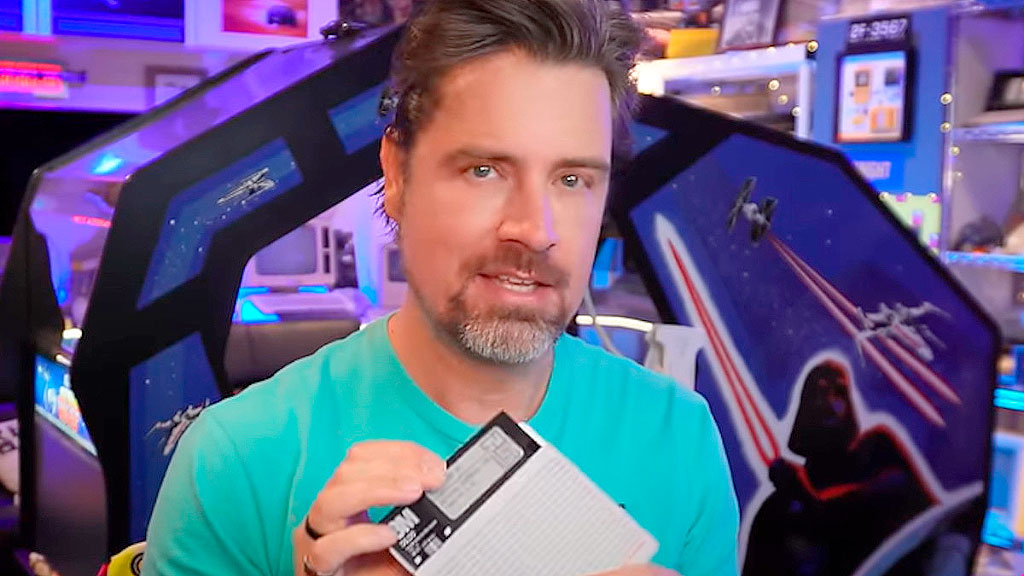 Commodore, Christian Simpson, Peri Fractic, retrofuturismo, tecnología retro, computadoras clásicas, Commodore 64, Amiga 1200, historia de la informática, cultura digital, nostalgia tecnológica, hardware vintage, redes sociales, dependencia tecnológica, propiedad digital, industria del videojuego, coleccionismo retro, innovación tecnológica, privacidad digital, uso responsable de la tecnología