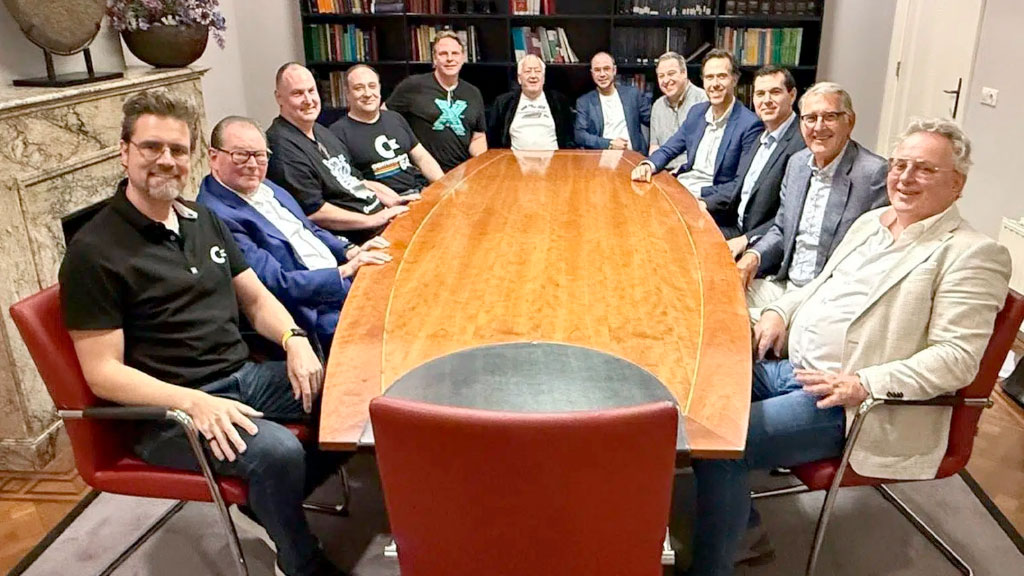 Commodore, Christian Simpson, Peri Fractic, retrofuturismo, tecnología retro, computadoras clásicas, Commodore 64, Amiga 1200, historia de la informática, cultura digital, nostalgia tecnológica, hardware vintage, redes sociales, dependencia tecnológica, propiedad digital, industria del videojuego, coleccionismo retro, innovación tecnológica, privacidad digital, uso responsable de la tecnología