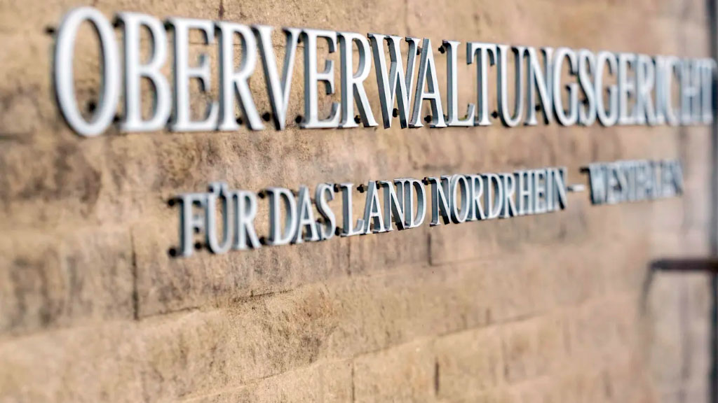 docente enferma, Oberverwaltungsgericht (OVG), Renania del Norte-Westfalia, Oberverwaltungsgericht Renania del Norte-Westfalia, maestra 16 años de baja médica, tribunal administrativo Alemania, fallo sobre funcionarios públicos Alemania, servicio público docente Alemania, licencia por enfermedad prolongada, caso docente con 16 años de licencia Alemania, tribunal obliga a docente enferma a examen médico, Oberverwaltungsgericht fallo docente enferma Ruhr