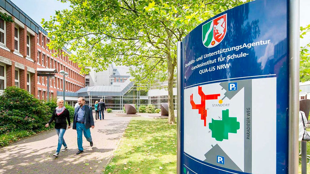 docente enferma, Oberverwaltungsgericht (OVG), Renania del Norte-Westfalia, Oberverwaltungsgericht Renania del Norte-Westfalia, maestra 16 años de baja médica, tribunal administrativo Alemania, fallo sobre funcionarios públicos Alemania, servicio público docente Alemania, licencia por enfermedad prolongada, caso docente con 16 años de licencia Alemania, tribunal obliga a docente enferma a examen médico, Oberverwaltungsgericht fallo docente enferma Ruhr