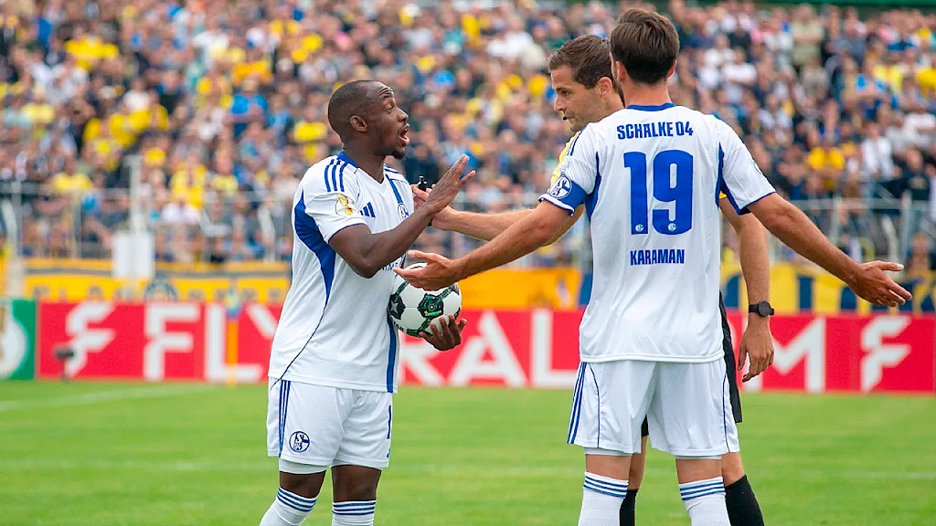 racismo en el fútbol, Schalke 04, Lok Leipzig, Christopher Antwi-Adjei, Gianni Infantino, FIFA, DFB, fútbol alemán, discriminación racial, violencia en el deporte, Copa de Alemania, hinchada y racismo, derechos humanos, fútbol europeo, Bundesliga