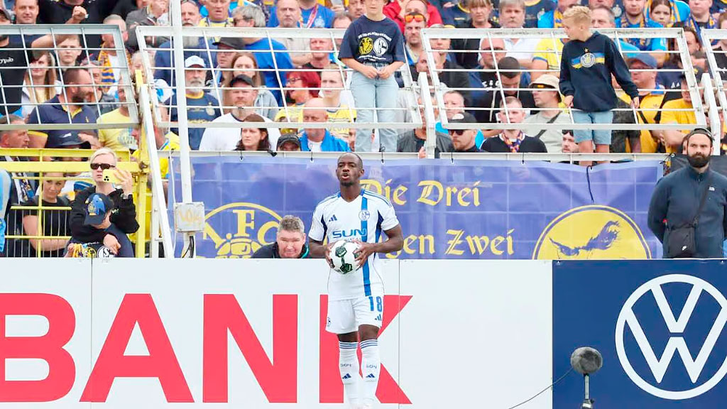 racismo en el fútbol, Schalke 04, Lok Leipzig, Christopher Antwi-Adjei, Gianni Infantino, FIFA, DFB, fútbol alemán, discriminación racial, violencia en el deporte, Copa de Alemania, hinchada y racismo, derechos humanos, fútbol europeo, Bundesliga