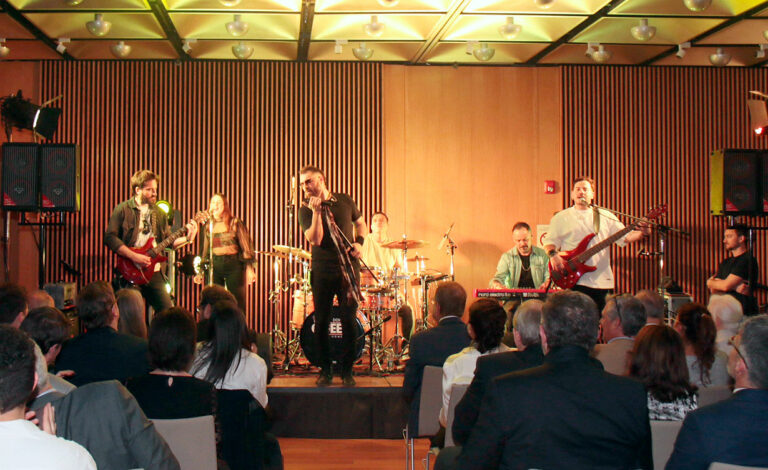 Sociedad Alemana de Beneficencia, Embajada de Alemania, Dieter Lamlé, concierto solidario Centro Los Pinos, aniversario 30 años DWG, Doctora Queen tributo Queen, comunidad alemana en Argentina, ayuda solidaria Alemania Argentina, evento benéfico Buenos Aires, recaudación solidaria caldera Los Pinos