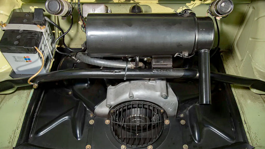 BMW 700, salón del automovil, industria automotriz, De Carlo 700 , De Carlo 700 Glamour, metalmecánica, autos clásicos Argentina, BMW 700 coleccionistas, BMW posguerra, BMW autos económicos