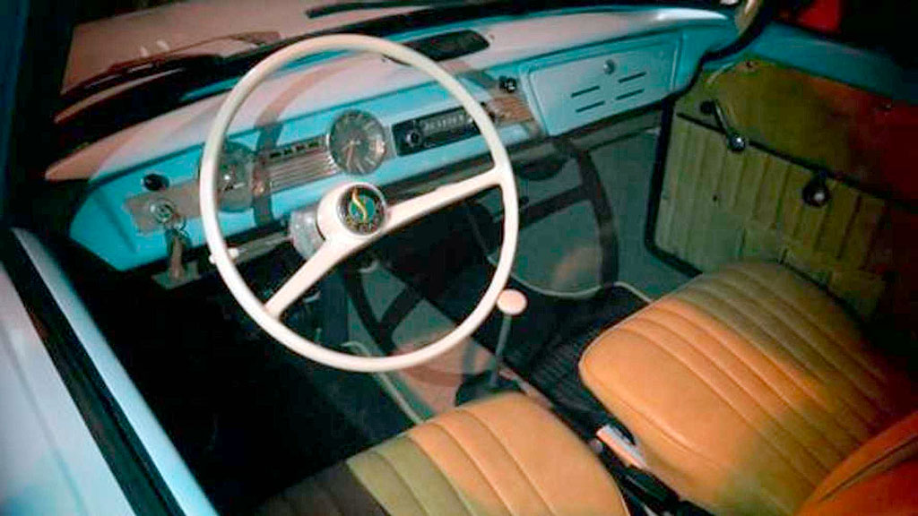 BMW 700, salón del automovil, industria automotriz, De Carlo 700 , De Carlo 700 Glamour, metalmecánica, autos clásicos Argentina, BMW 700 coleccionistas, BMW posguerra, BMW autos económicos