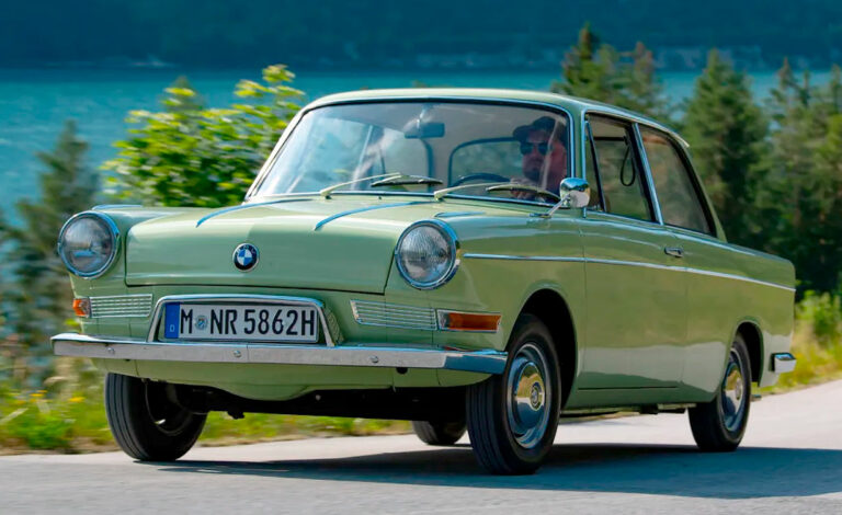 BMW 700, salón del automovil, industria automotriz, De Carlo 700 , De Carlo 700 Glamour, metalmecánica, autos clásicos Argentina, BMW 700 coleccionistas, BMW posguerra, BMW autos económicos