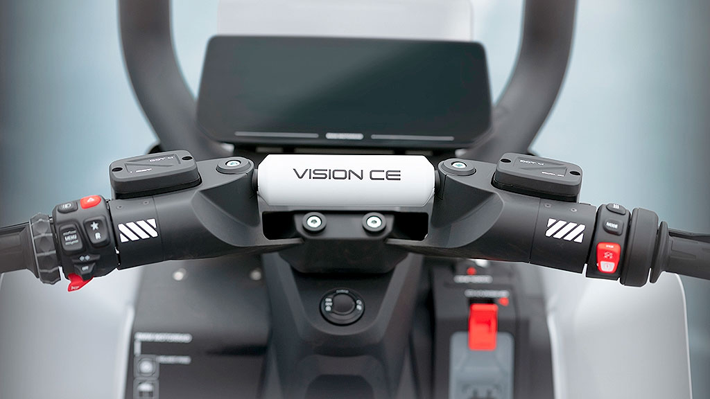 BMW, Vision CE, IAA Mobility 2025, Movilidad urbana eléctrica, scooter eléctrico BMW, moto sin casco, BMW C1 2025, BMW Motorrad, IAA Mobility 2025, jaula de seguridad moto, autoequilibrio scooter, movilidad urbana eléctrica, scooter premium Alemania