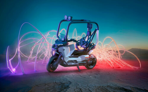 BMW, Vision CE, IAA Mobility 2025, Movilidad urbana eléctrica, scooter eléctrico BMW, moto sin casco, BMW C1 2025, BMW Motorrad, IAA Mobility 2025, jaula de seguridad moto, autoequilibrio scooter, movilidad urbana eléctrica, scooter premium Alemania