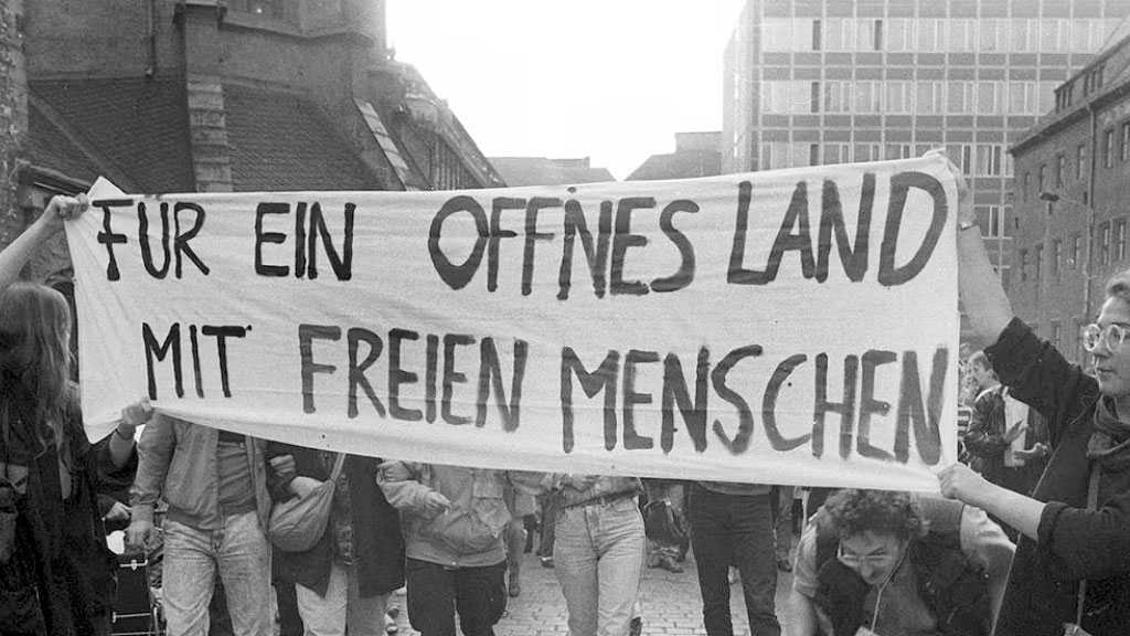 Aram Radomski, Muro de Berlín 1989, República Democrática Alemana, Reunificación alemana, Caída del Muro de Berlín, Primer cruce Muro Berlín, Reunificación alemana, Bornholmer Strasse, Harald Jäger, Protestas Leipzig 1989, Stasi archivos, Alemania dividida