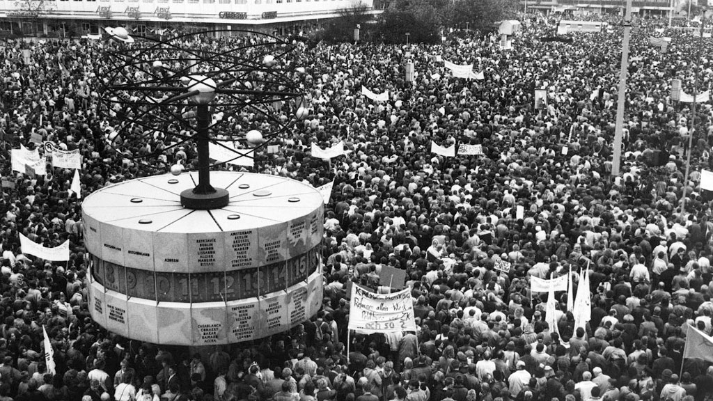Aram Radomski, Muro de Berlín 1989, República Democrática Alemana, Reunificación alemana, Caída del Muro de Berlín, Primer cruce Muro Berlín, Reunificación alemana, Bornholmer Strasse, Harald Jäger, Protestas Leipzig 1989, Stasi archivos, Alemania dividida