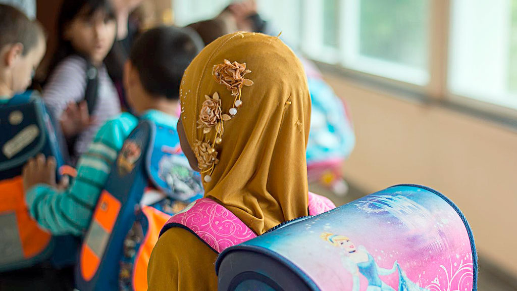 velo infantil, Austria, libertad religiosa, Claudia Plakolm, prohibición velo niñas, veto al velo en escuelas, Austria Tribunal Constitucional velo, velo islámico menores Austria, sanciones padres velo niñas, Austria integración migración