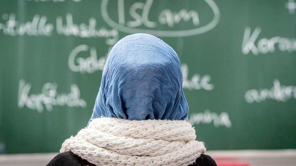 velo infantil, Austria, libertad religiosa, Claudia Plakolm, prohibición velo niñas, veto al velo en escuelas, Austria Tribunal Constitucional velo, velo islámico menores Austria, sanciones padres velo niñas, Austria integración migración