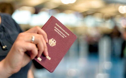 ciudadanía alemana, Bundestag, Friedrich Merz, nacionalidad alemana, ciudadanía alemana, reforma migratoria Alemania, naturalización Alemania, pasaporte alemán, requisitos ciudadanía alemana, nueva ley de ciudadanía, Alemania migrantes calificados, doble nacionalidad Alemania, gobierno alemán CDU, Friedrich Merz, Alexander Dobrindt