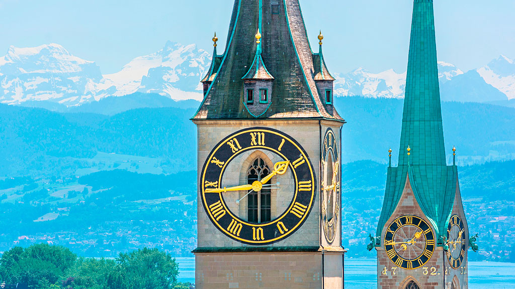 Donald Trump, Exportaciones suizas, Aranceles Estados Unidos, impacto económico Suiza Estados Unidos, relojes suizos exportaciones, chocolate suizo aranceles, farmacéuticas suizas Estados Unidos, Karin Keller-Sutter, Federación Relojera Suiza, Roger Wehrli Chocosuisse, Roche Novartis Suiza, economía suiza 2025, Banco Nacional Suizo, proteccionismo Trump, relaciones comerciales Suiza EE. UU., caída de exportaciones suizas, crisis del comercio internacional