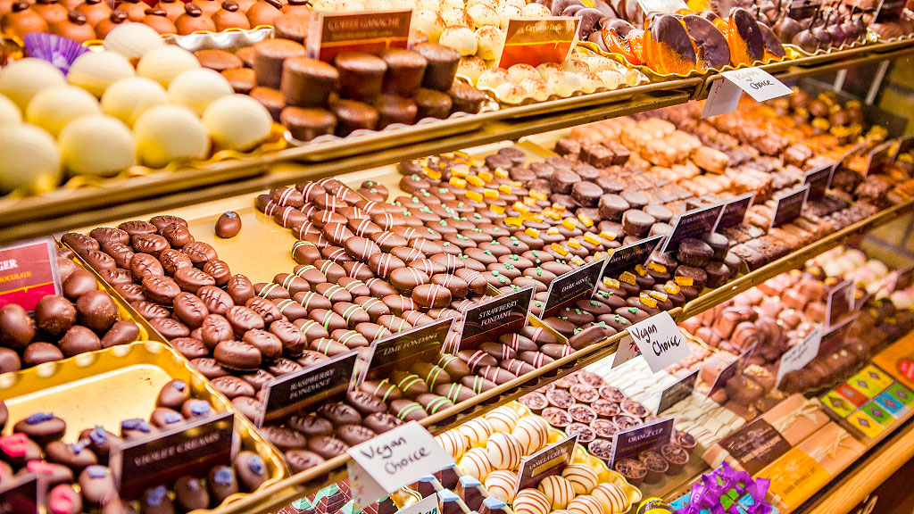 Donald Trump, Exportaciones suizas, Aranceles Estados Unidos, impacto económico Suiza Estados Unidos, relojes suizos exportaciones, chocolate suizo aranceles, farmacéuticas suizas Estados Unidos, Karin Keller-Sutter, Federación Relojera Suiza, Roger Wehrli Chocosuisse, Roche Novartis Suiza, economía suiza 2025, Banco Nacional Suizo, proteccionismo Trump, relaciones comerciales Suiza EE. UU., caída de exportaciones suizas, crisis del comercio internacional