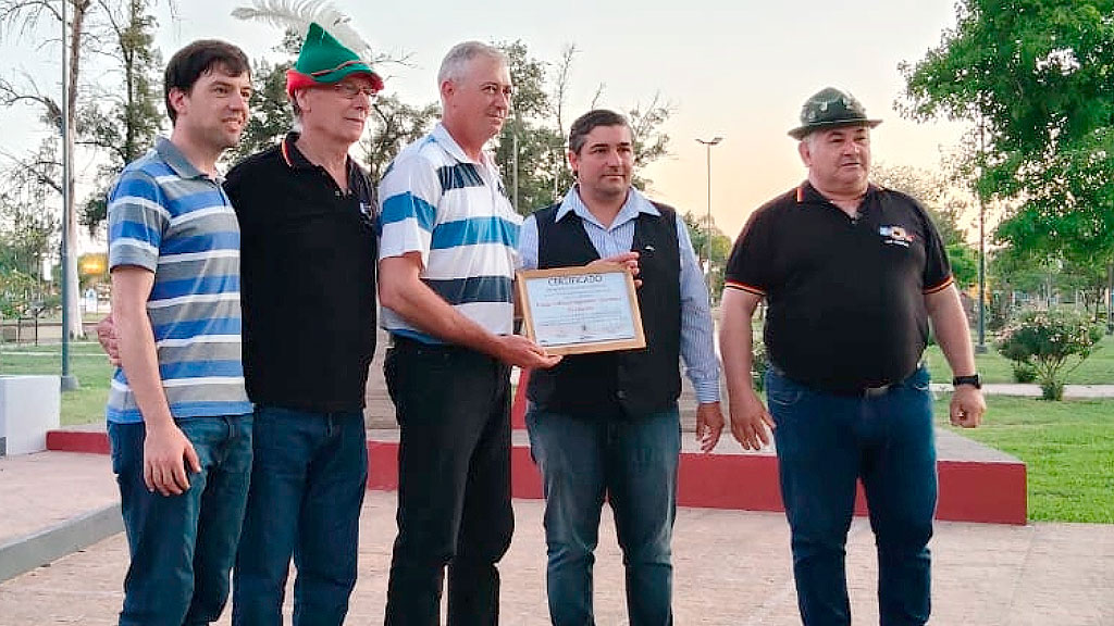 Día de la Unidad Alemana, Muro, libertad, Día de la Unidad Alemana, reunificación alemana 1990, comunidad alemana en Argentina, colectividades germanas, fiestas alemanas en Argentina, Patrimonio germano-argentino, valores de libertad y cooperación, celebraciones alemanas en provincias, Pasado y presente de la comunidad alemana