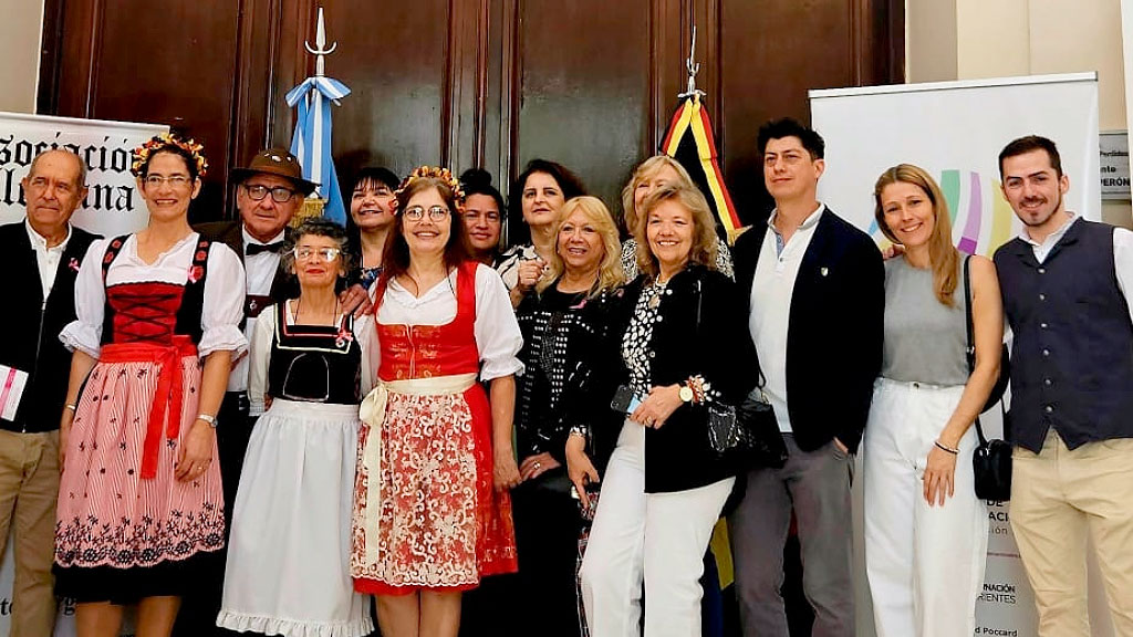 Día de la Unidad Alemana, Muro, libertad, Día de la Unidad Alemana, reunificación alemana 1990, comunidad alemana en Argentina, colectividades germanas, fiestas alemanas en Argentina, Patrimonio germano-argentino, valores de libertad y cooperación, celebraciones alemanas en provincias, Pasado y presente de la comunidad alemana