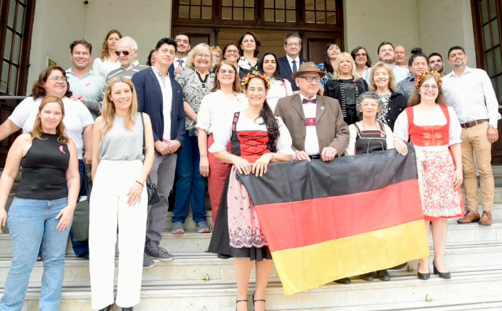 Día de la Unidad Alemana, Muro, libertad, Día de la Unidad Alemana, reunificación alemana 1990, comunidad alemana en Argentina, colectividades germanas, fiestas alemanas en Argentina, Patrimonio germano-argentino, valores de libertad y cooperación, celebraciones alemanas en provincias, Pasado y presente de la comunidad alemana