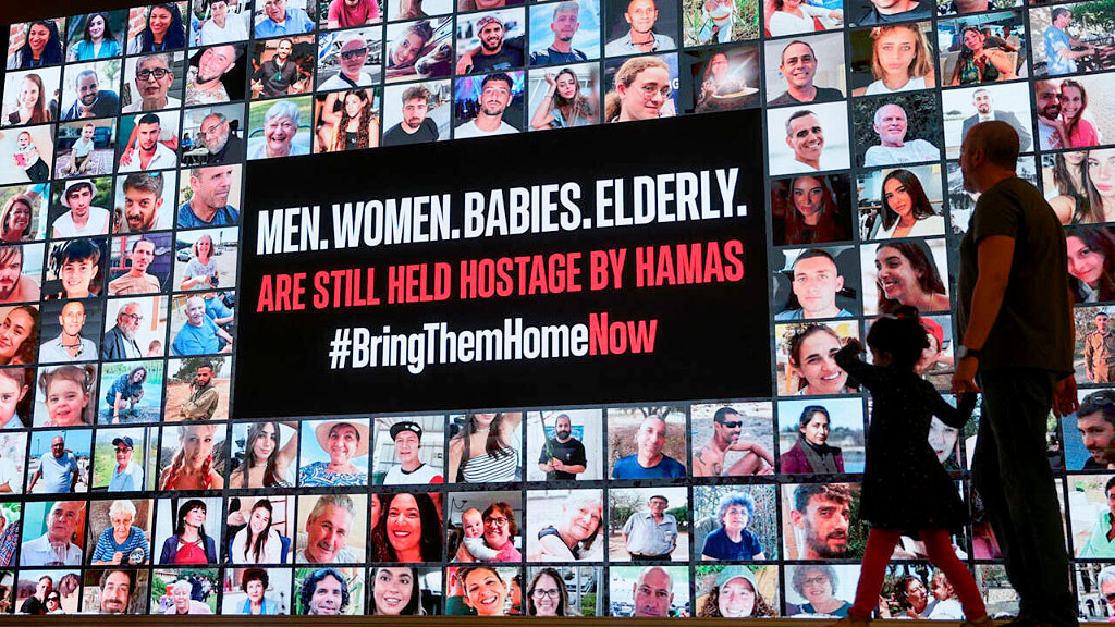 Festival Nova, Hamás, 7 de octubre, Berlín, Aeropuerto de Tempelhof, rehenes 7 de octubre, memoria terrorismo antisemitismo, October 7 06:29 AM, Tribe of Nova Foundation, Shani Louk, Kai Wegner Berlín, Ron Prosor embajador de Israel, dpa Tagesspiegel cobertura, 378 víctimas Nova, 3.000 asistentes festival, 48 rehenes en Gaza, We Will Dance Again