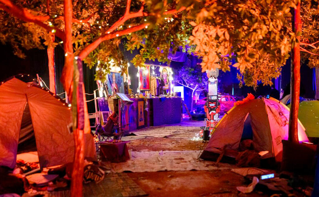 Festival Nova, Hamás, 7 de octubre, Berlín, Aeropuerto de Tempelhof, rehenes 7 de octubre, memoria terrorismo antisemitismo, October 7 06:29 AM, Tribe of Nova Foundation, Shani Louk, Kai Wegner Berlín, Ron Prosor embajador de Israel, dpa Tagesspiegel cobertura, 378 víctimas Nova, 3.000 asistentes festival, 48 rehenes en Gaza, We Will Dance Again