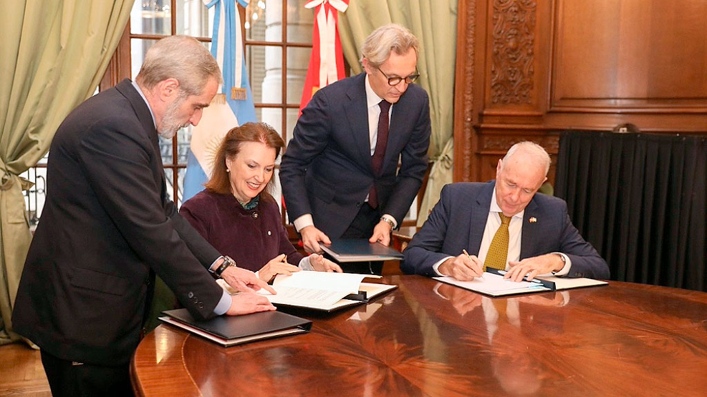 Hans-Ruedi Bortis, Embajador suizo en Argentina, Embajada de Suiza en Buenos Aires, Diplomacia Suiza, Relaciones Suiza Argentina, Comunidad suiza en Argentina, Acuerdos bilaterales Suiza Argentina, Retiro diplomático Bortis, EFTA Mercosur, Hermanamientos Suiza Argentina