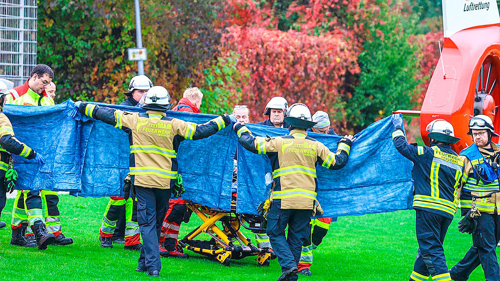 Iris Stalzer, Herdecke, puñaladas, violencia doméstica Alemania, hijos adoptivos detenidos, Friedrich Merz condena ataque, Partido Socialdemócrata SPD, intento de homicidio Herdecke, apuñalamiento Iris Stalzer, alcaldesa electa Alemania, adolescentes sospechosos, Focus Online, WDR, Der Spiegel, Bochum hospital, Friedrich Merz SPD declaraciones