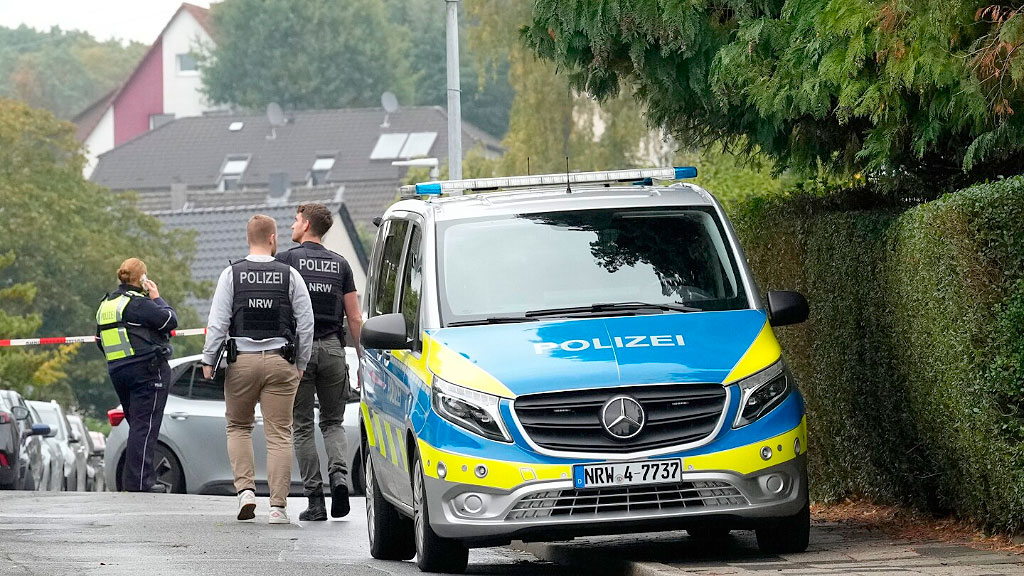 Iris Stalzer, Herdecke, puñaladas, violencia doméstica Alemania, hijos adoptivos detenidos, Friedrich Merz condena ataque, Partido Socialdemócrata SPD, intento de homicidio Herdecke, apuñalamiento Iris Stalzer, alcaldesa electa Alemania, adolescentes sospechosos, Focus Online, WDR, Der Spiegel, Bochum hospital, Friedrich Merz SPD declaraciones