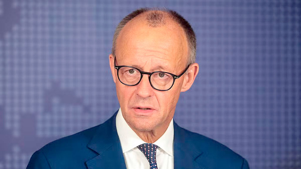 Iris Stalzer, Herdecke, puñaladas, violencia doméstica Alemania, hijos adoptivos detenidos, Friedrich Merz condena ataque, Partido Socialdemócrata SPD, intento de homicidio Herdecke, apuñalamiento Iris Stalzer, alcaldesa electa Alemania, adolescentes sospechosos, Focus Online, WDR, Der Spiegel, Bochum hospital, Friedrich Merz SPD declaraciones