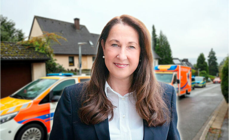 Iris Stalzer, Herdecke, puñaladas, violencia doméstica Alemania, hijos adoptivos detenidos, Friedrich Merz condena ataque, Partido Socialdemócrata SPD, intento de homicidio Herdecke, apuñalamiento Iris Stalzer, alcaldesa electa Alemania, adolescentes sospechosos, Focus Online, WDR, Der Spiegel, Bochum hospital, Friedrich Merz SPD declaraciones