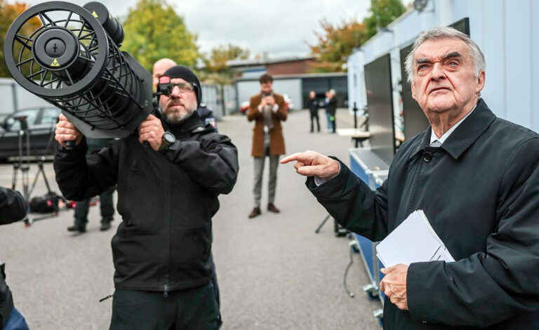 Drones, Alemania, seguridad interior, seguridad aérea, policía alemana, amenaza rusa, drones Alemania, plan antidrones, seguridad en NRW, Herbert Reul, policía de Renania del Norte-Westfalia, amenaza militar Rusia, Bundeswehr drones, sistema de defensa contra drones, espionaje aéreo, protección infraestructura crítica