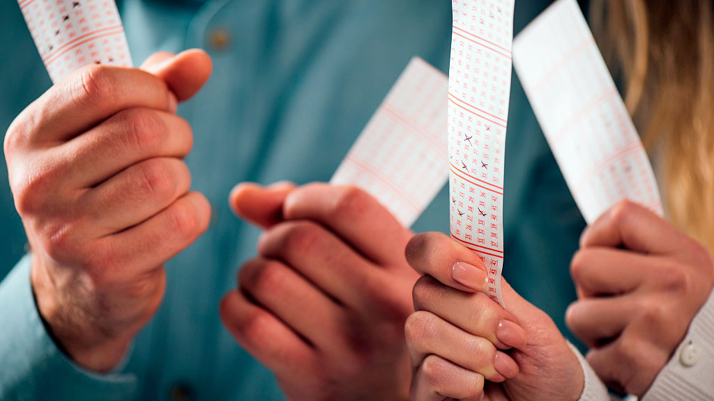 Lotto, Eurojackpot, Charlottenburg-Wilmersdorf, ganador 120 millones euros, premio millonario Alemania, lotería europea ganador, anonimato ganador Berlín, premio más alto Alemania, impuestos lotería Alemania, intereses bancarios millonarios, discreción ganadores lotería, cultura financiera alemana, probabilidad 1 en 140 millone