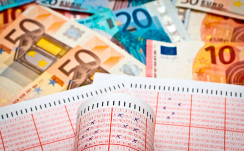 Lotto, Eurojackpot, Charlottenburg-Wilmersdorf, ganador 120 millones euros, premio millonario Alemania, lotería europea ganador, anonimato ganador Berlín, premio más alto Alemania, impuestos lotería Alemania, intereses bancarios millonarios, discreción ganadores lotería, cultura financiera alemana, probabilidad 1 en 140 millone