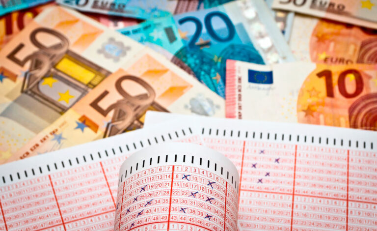 Lotto, Eurojackpot, Charlottenburg-Wilmersdorf, ganador 120 millones euros, premio millonario Alemania, lotería europea ganador, anonimato ganador Berlín, premio más alto Alemania, impuestos lotería Alemania, intereses bancarios millonarios, discreción ganadores lotería, cultura financiera alemana, probabilidad 1 en 140 millone