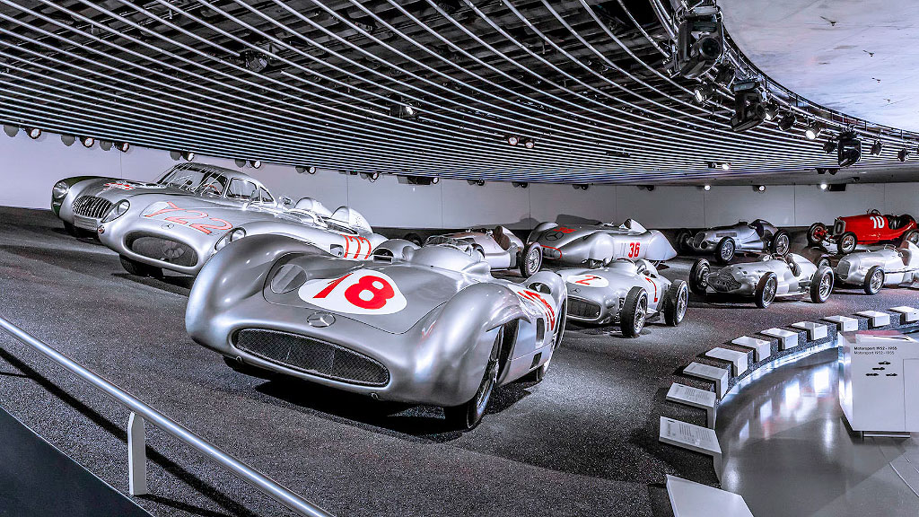 Mercedes-Benz, colectivo argentino, Stuttgart, colectivo argentino en museo Mercedes-Benz, Mercedes-Benz LO 1112, fileteado porteño, La Perlita colectivo, museo Mercedes-Benz Stuttgart, cultura argentina en Alemania, colectivo histórico argentino, transporte público argentino, Juan Manuel Fangio Mercedes-Benz, vehículos históricos Mercedes-Benz, patrimonio cultural argentino