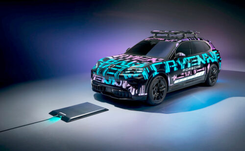 Porsche, Cayenne, SUV eléctrico, auto eléctrico sin cable, carga por inducción, SUV eléctrico Porsche, autos eléctricos de lujo, Porsche Cayenne Electric 2026, carga inalámbrica auto, tecnología automotriz Porsche, Cayenne eléctrico sin enchufe, futuro de los autos eléctricos