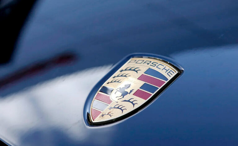 Porsche, Grupo Volkswagen, industria automotriz, estrategia electrificación Porsche, Grupo Volkswagen pérdidas operativas, automóviles eléctricos transición Porsche, aranceles EE.UU. industria automotriz Alemania, Porsche Macan eléctrico ventas, industria automotriz alemana crisis, Porsche volvía al motor de combustión, VW reestructuración empleo Alemania