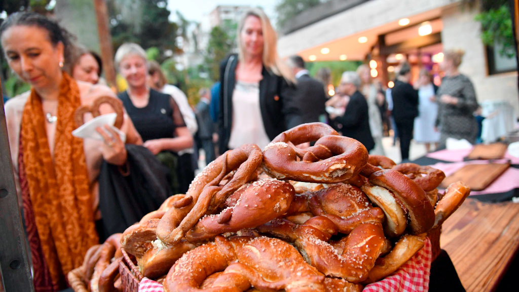 Embajada de Alemania, reunificación alemana, 200 años de inmigración alemana en la Argentina, Dieter Lamlé, comunidad germanoparlante en Argentina, Fiesta nacional alemana, relaciones Argentina Alemania, acuerdo Unión Europea Mercosur, rehenes argentinos liberados Hamas, productos alemanes en Argentina, colonias alemanas del interior,