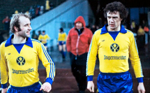 Jägermeister, Eintracht Braunschweig, patrocinio comercial, primer sponsor fútbol, patrocinio camisetas fútbol, Estudiantes de Caseros sponsor, historia patrocinio deportivo, publicidad fútbol alemán, sponsors fútbol argentino, Bundesliga 1973, comercialización fútbol, camisetas patrocinadas historia